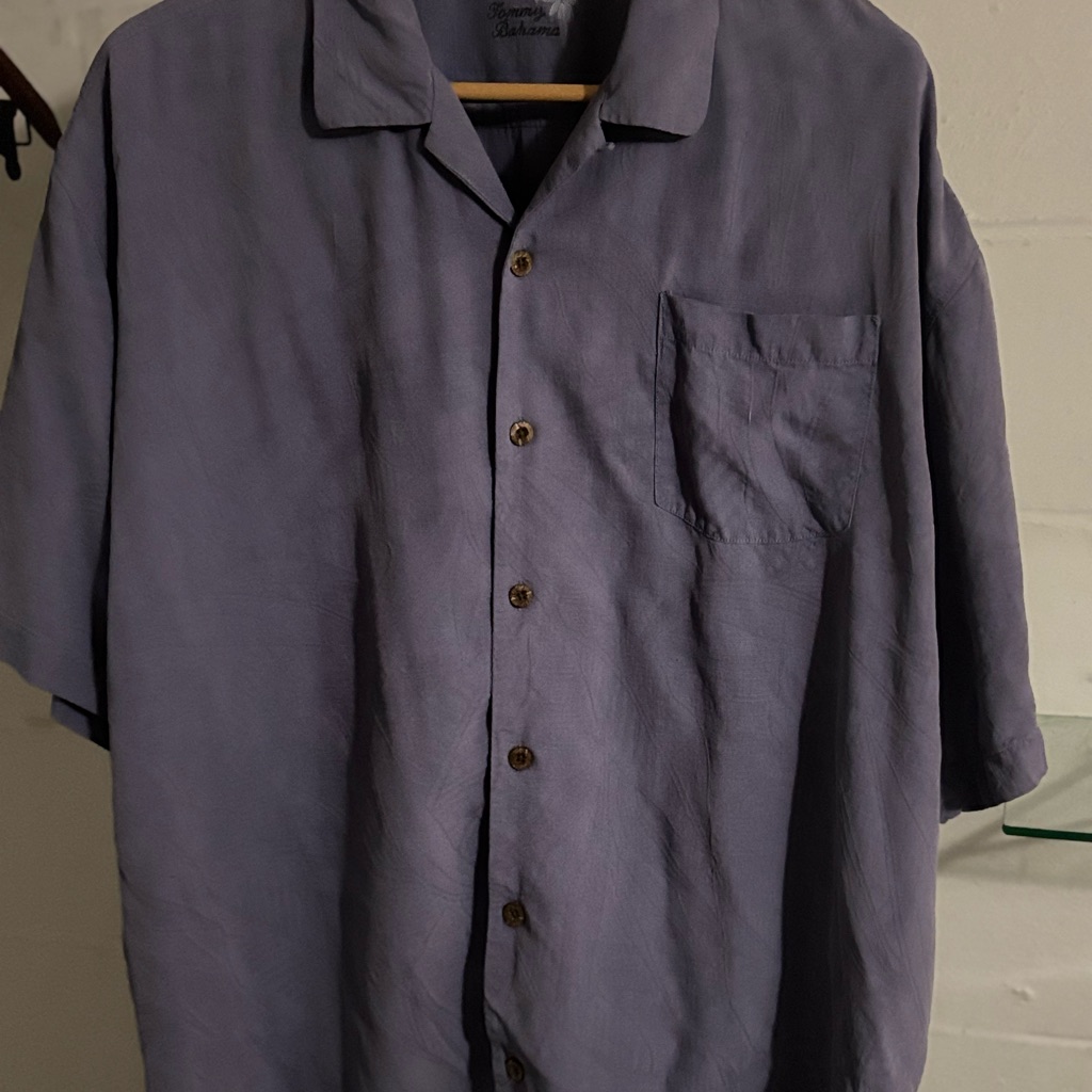 Tommy Bahama Menâs 100% Silk Summer Short Sleeved Classic Shirt. Purple